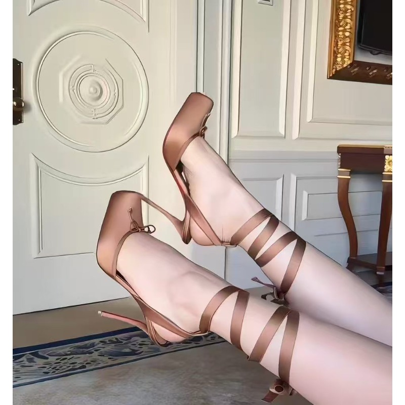 Ankle Strap Attachment - 빨간 하이힐, 주름 장식 리본이 달린
